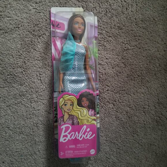 Barbie Doll + 3 Accessory Packs - Picture 2 of 3